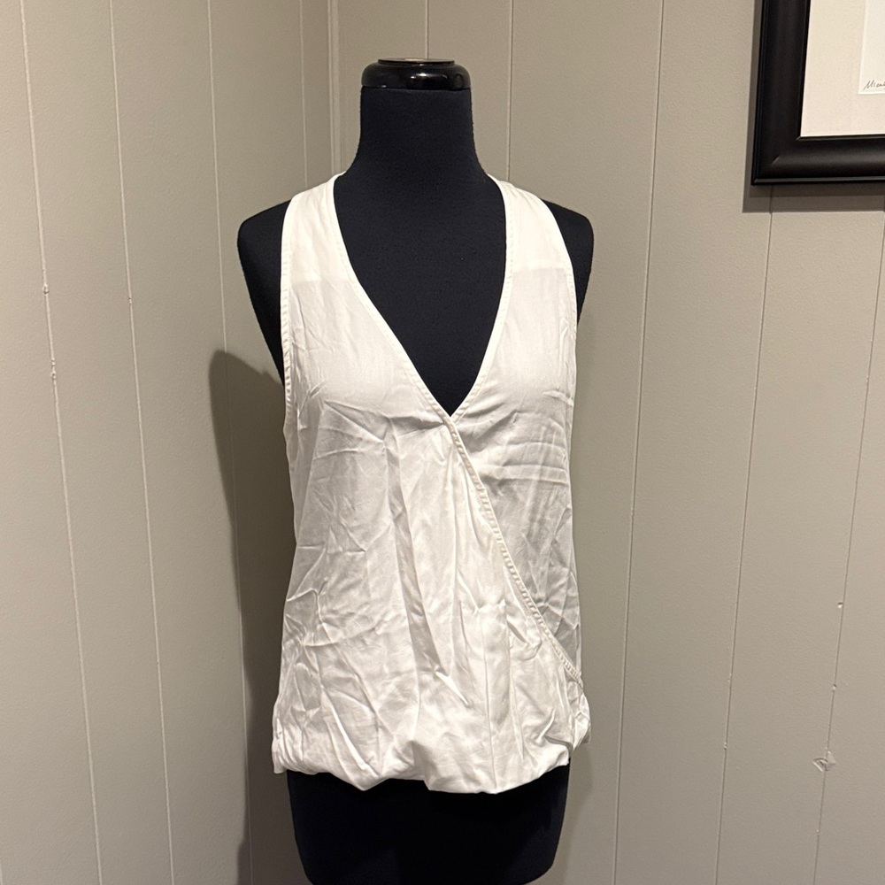 B17 Redhaute Women’s Medium Chic White Sleeveless Wrap Tank Top